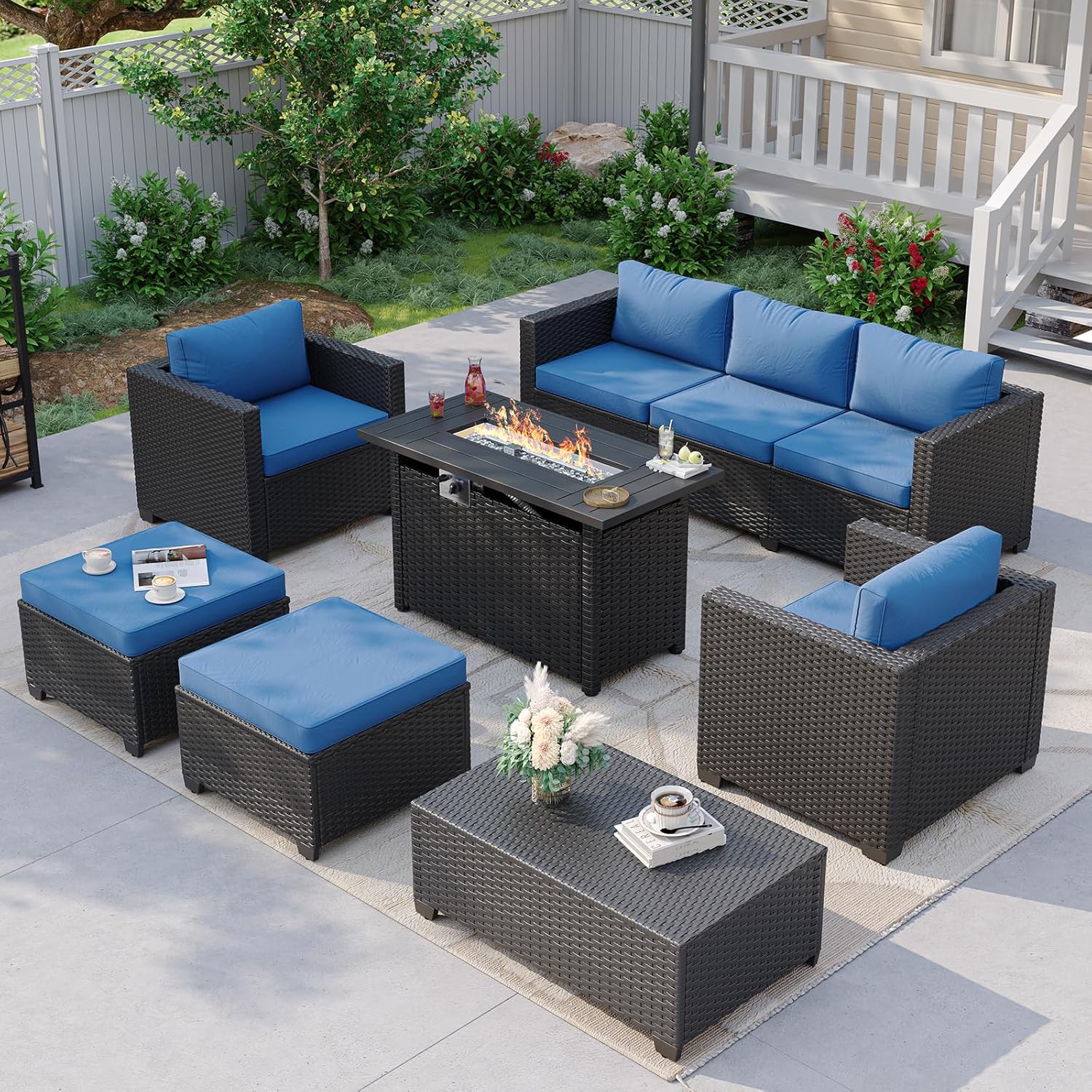 Outdoor Furniture With Fire Pit Table - ネイビーブルーの屋外用セクショナルソファ（ファイヤーピットテーブルと収納付き）、7ピースの籐製パティオ家具セット（オットマンと防水カバー付き）