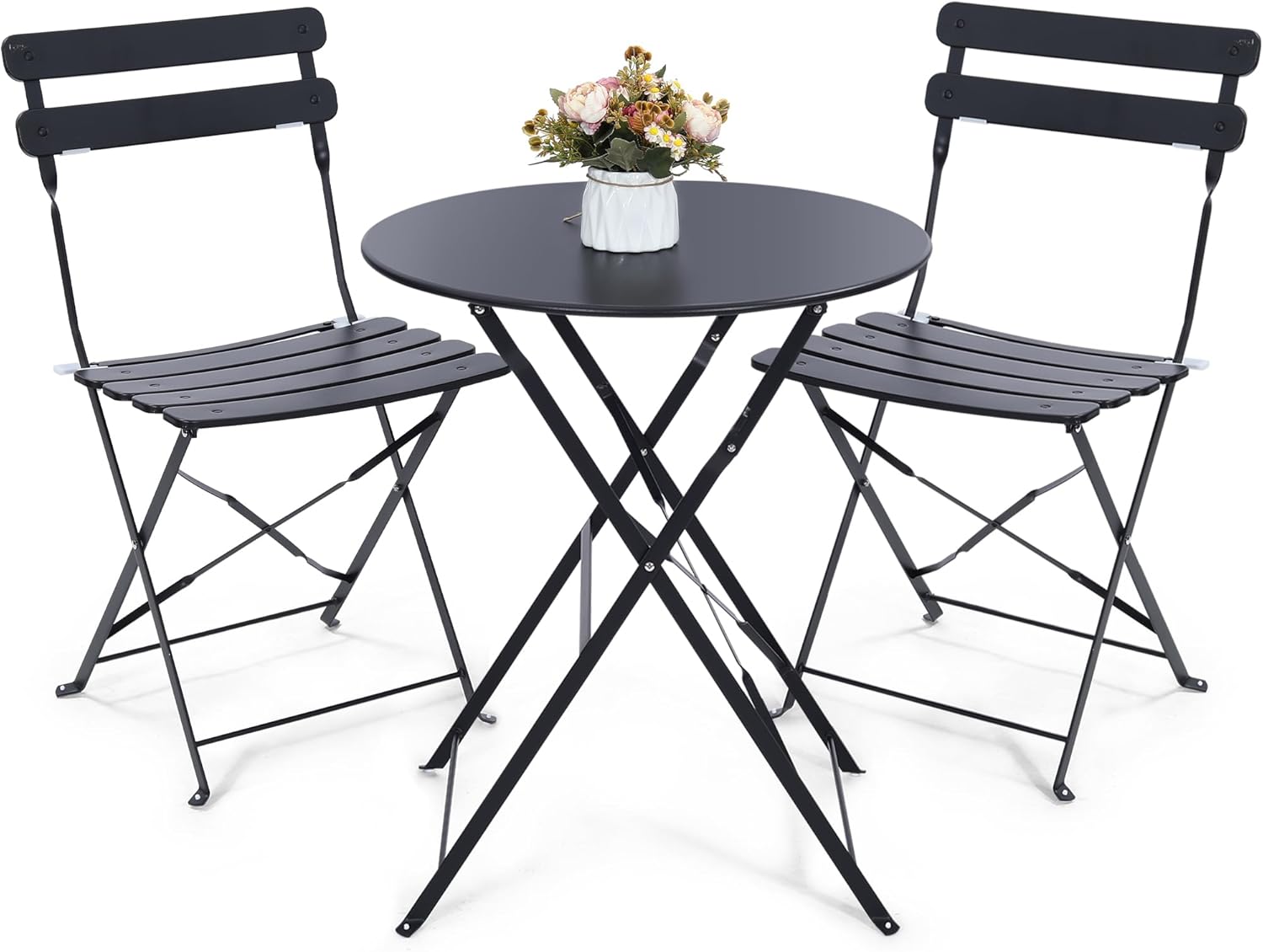 Outdoor Furniture Table - 省スペースの黒色の3ピース折りたたみ式屋外ビストロセット。折りたたみ式コーヒーテーブル1台とそれに合う椅子2脚で構成されており、狭いバルコニーやプライベートガーデンでの使用に最適なコンパクト家具です。